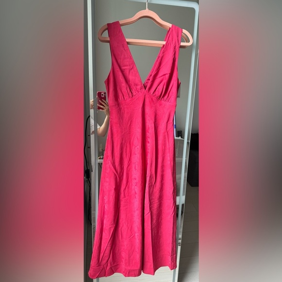 FINDERS KEEPERS ADALINE-LUELLA MIDI DRESS IN RASPBERRY - Picture 2 of 10